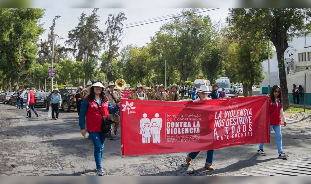 Arequipa: Centenares de personas marcharon contra la violencia a la mujer. Arequipa: Centenares de personas marcharon contra la violencia a la mujer.
