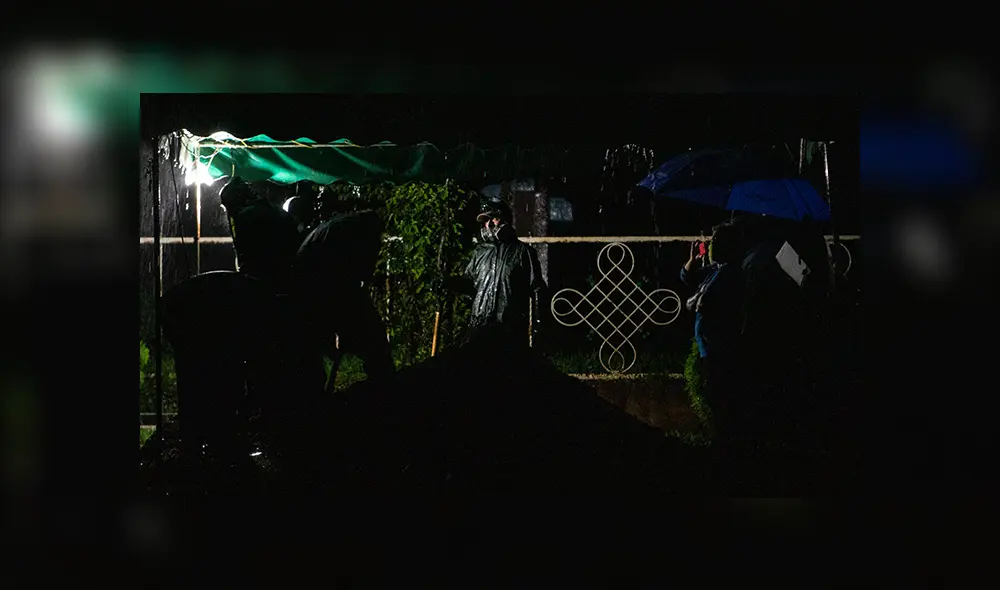 Pese a la lluvia, un "entierro exprés" se lleva a cabo en Nicaragua, el 8 de junio de 2020. | Foto: INTI OCON / AFP Pese a la lluvia, un "entierro exprés" se lleva a cabo en Nicaragua, el 8 de junio de 2020. | Foto: INTI OCON / AFP