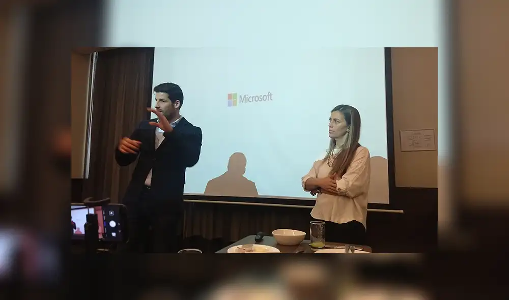 Marcel Jeanneau, especialista de soluciones en Microsoft Perú, junto a Juanita Gómez, gerente de categoría de Windows comercial para Microsoft. | Foto: Carol Larrain