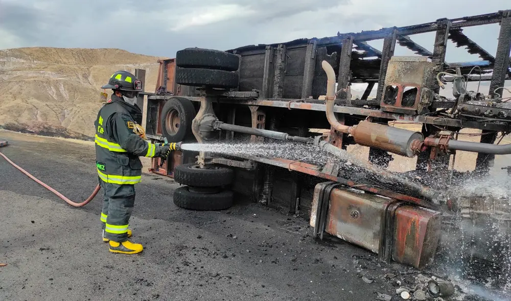 Los hombres de rojo acudieron a  sofocar el fuego. Foto: Bomberos.