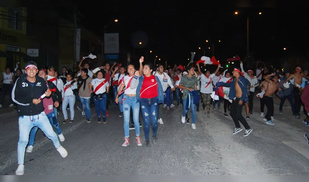 Lambayeque: Plaza de Armas reventó de júbilo tras partido de Perú vs Nueva Zelanda [FOTOS Y VIDEO]