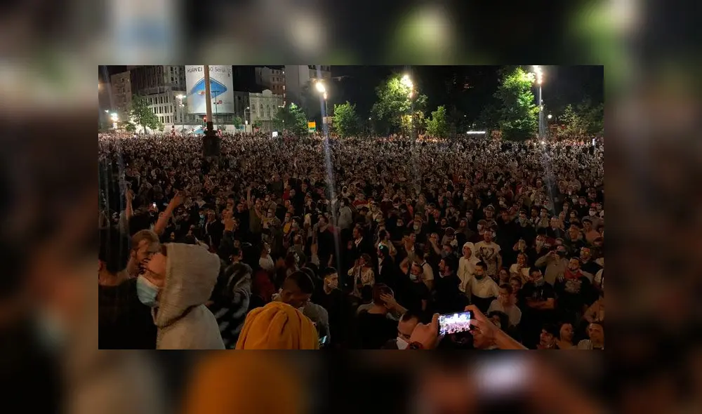 La policía afirmó que varios protestantes no tenían mascarillas. (Foto: Twitter)