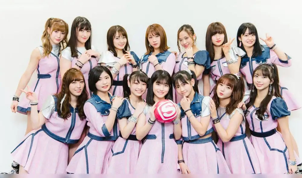 Morning Musume es un grupo musical femenino de J-Pop creado en 1997. Morning Musume es un grupo musical femenino de J-Pop creado en 1997.
