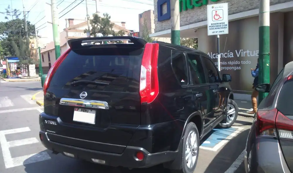 Vehículo del BCR estacionado en un espacio reservado para personas con discapacidad | Créditos: Alerta WhatsApp RTV Vehículo del BCR estacionado en un espacio reservado para personas con discapacidad | Créditos: Alerta WhatsApp RTV