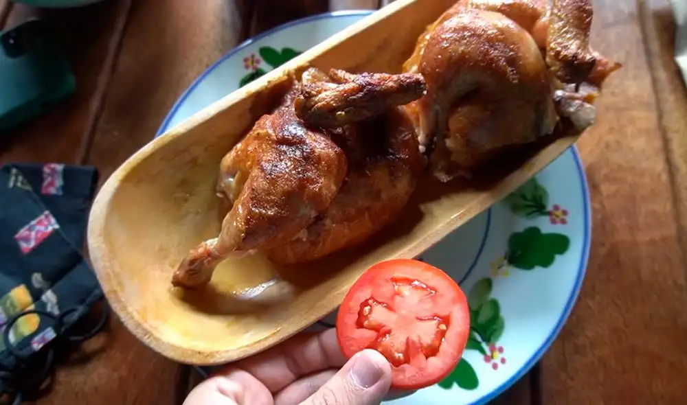 Desliza las imágenes para ver el aspecto de este pollo a la brasa que cuesta 90 soles en Lima. Foto: captura de YouTube/El Cholo mena