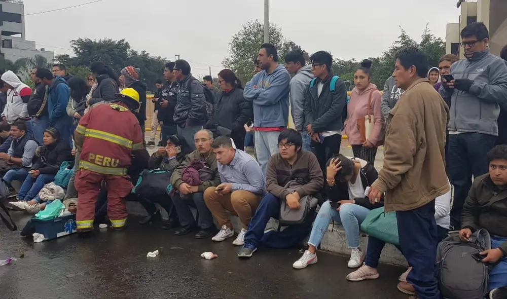 San Borja: pasajeros quedan atrapados tras volcadura de bus en el que viajaban [VIDEO]