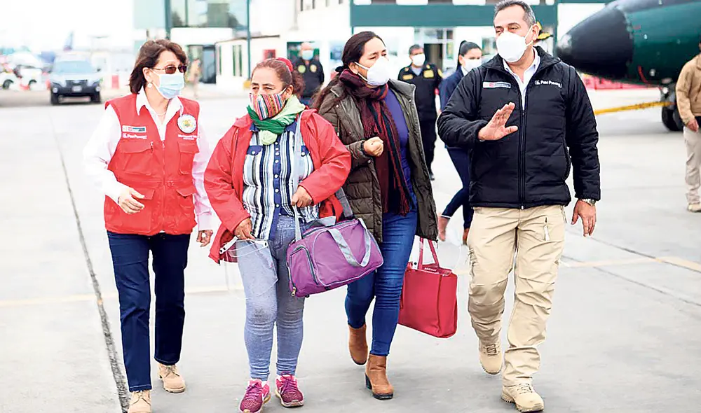 Madre. Matilde Bolívar con los ministros Mazzetti y Gentille. Foto: Mininter Madre. Matilde Bolívar con los ministros Mazzetti y Gentille. Foto: Mininter