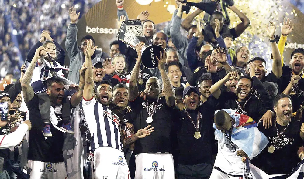Celebra. Alianza Lima levantó la copa en Matute delante de toda la afición blanquiazul. Foto: Luis Jiménez/La República Celebra. Alianza Lima levantó la copa en Matute delante de toda la afición blanquiazul. Foto: Luis Jiménez/La República