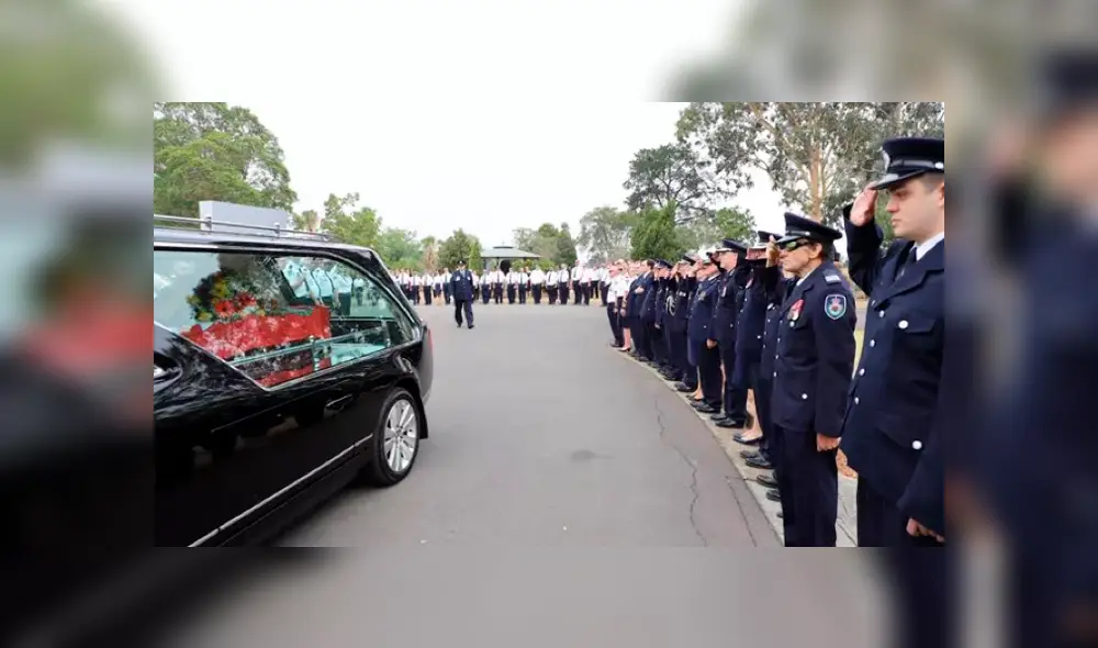 Hijo de bombero recibe galardón de valentía en nombre de su padre muerto en incendio [FOTOS]