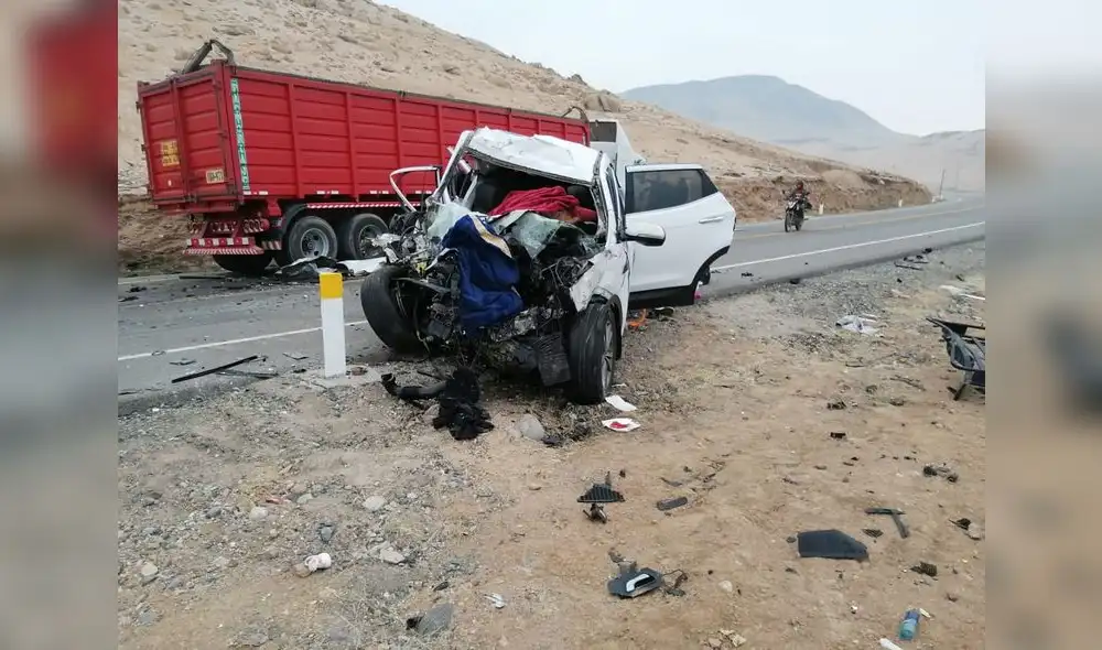 Arequipa. Camioneta acabó fuera de la carretera al intentar evitar el choque frontal.