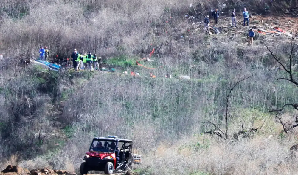 Rescatistas recuperan tres cuerpos del accidente de Kobe Bryant.