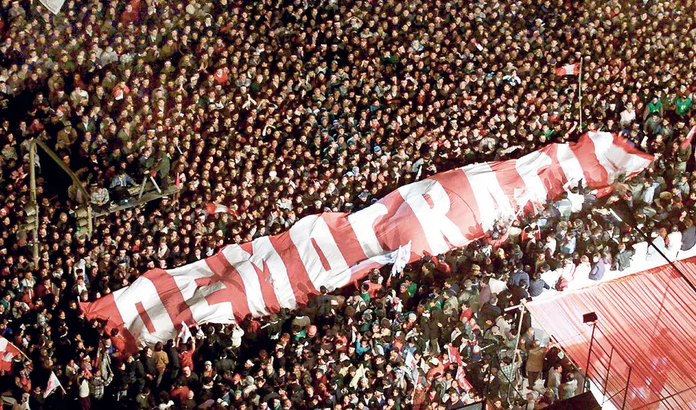 En el 2000. A inicios de siglo, jóvenes marcaron recuperación de la democracia. Foto: AFP