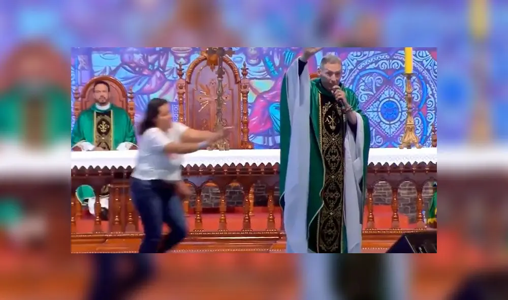La mujer rompió la cadena de seguridad y se acercó velozmente al sacerdote. Captura de video. La mujer rompió la cadena de seguridad y se acercó velozmente al sacerdote. Captura de video.