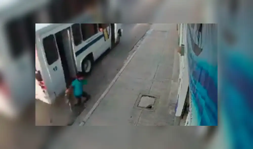 En Facebook, un joven bajó de un vehículo en movimiento y protagonizó un terrible accidente.