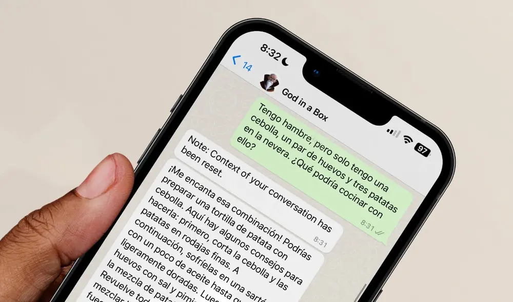 Miles de usuarios de WhatsApp están chateando con esta IA. Foto: Xataka