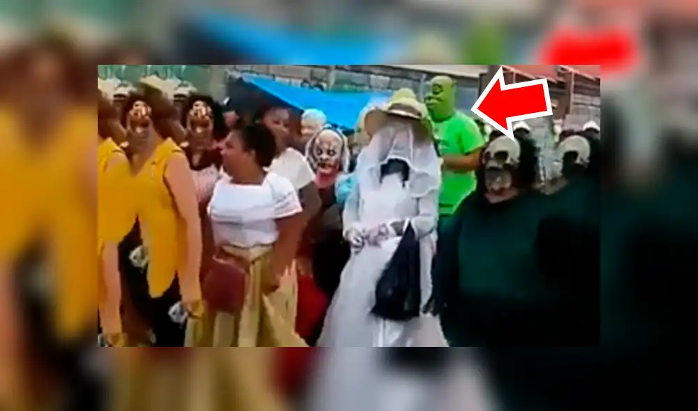 Facebook viral: joven disfrazado de Shrek sufre insólita caída durante pasacalle [VIDEO]