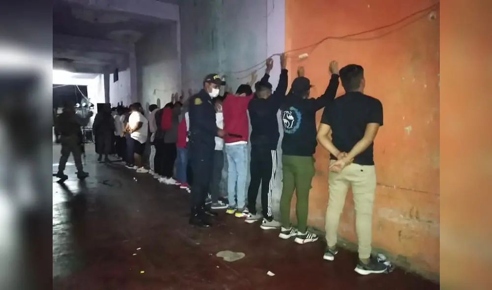 Bailaban y tomaban sin respetar el distanciamiento social. Bailaban y tomaban sin respetar el distanciamiento social.