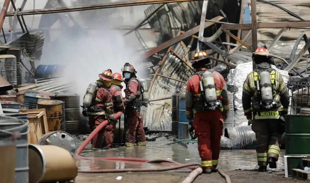 Bomberos logran controlar el incendio en fábrica y almacén de pinturas en la Urbanización Chacra Cerro, en Comas. Foto: Antonio Melgarejo / La República.