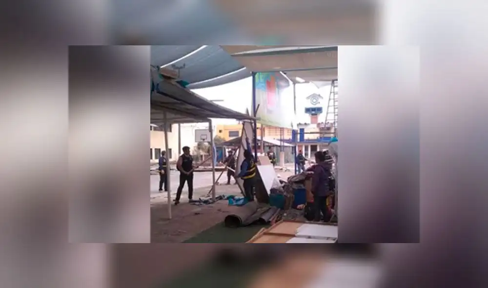 Municipalidad de Comas intervino puestos de comerciantes informales que ocuparon área deportiva de colegio. Créditos: Municipalidad de Comas.