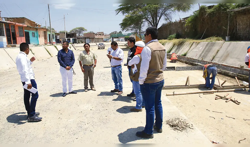 Canal vía en Sullana Canal vía en Sullana