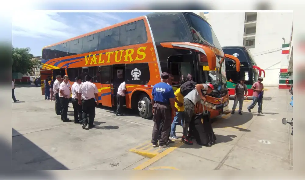 Los pasajeros preocupados por los bloqueos en la Panamericana Norte. Foto: Emmanuel Moreno/ URPI/ LR