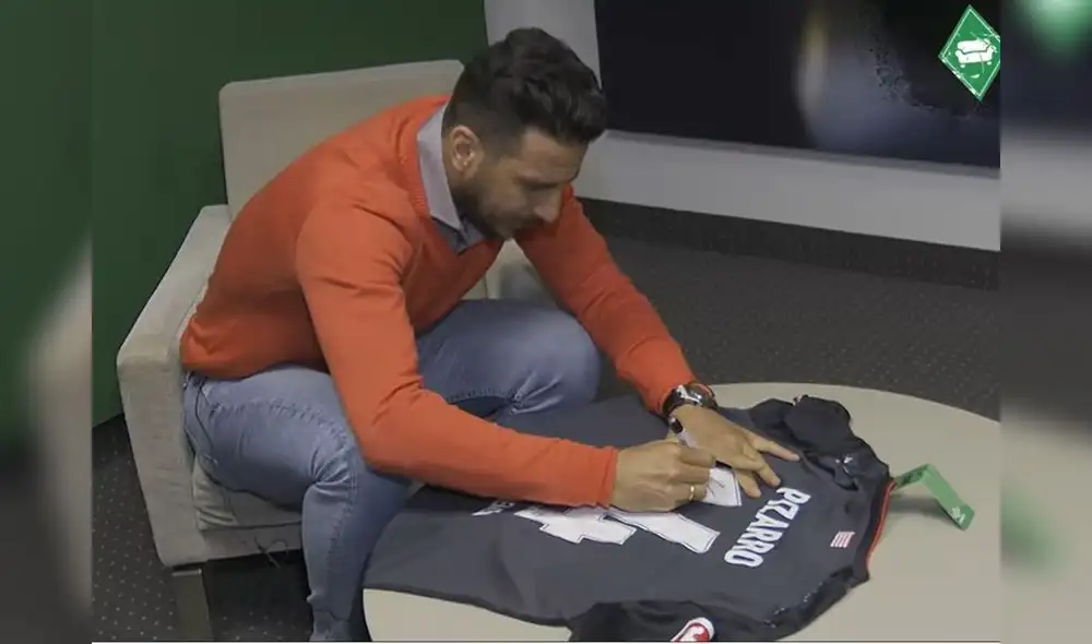 Claudio Pizarro subasta su camiseta del Bremen para ayudar a niños desfavorecidos del Perú. Captura: Deich Stube Claudio Pizarro subasta su camiseta del Bremen para ayudar a niños desfavorecidos del Perú. Captura: Deich Stube