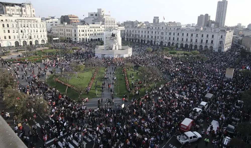 Miles de ciudadanos participan en masiva manifestación contra Manuel Merino. Foto: John Reyes / La República Miles de ciudadanos participan en masiva manifestación contra Manuel Merino. Foto: John Reyes / La República