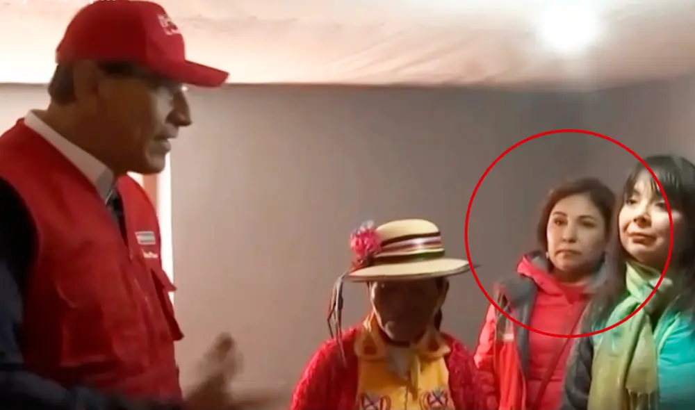 Martín Vizcarra y su concuñada Rossmary Silva en la entregan de viviendas térmicas del programa Foncodes. Foto: Captura Cuarto Poder. Martín Vizcarra y su concuñada Rossmary Silva en la entregan de viviendas térmicas del programa Foncodes. Foto: Captura Cuarto Poder.