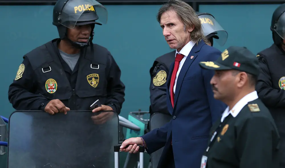 Ricardo Gareca en el aeropuerto jorge Chávez. | Foto: AFP
