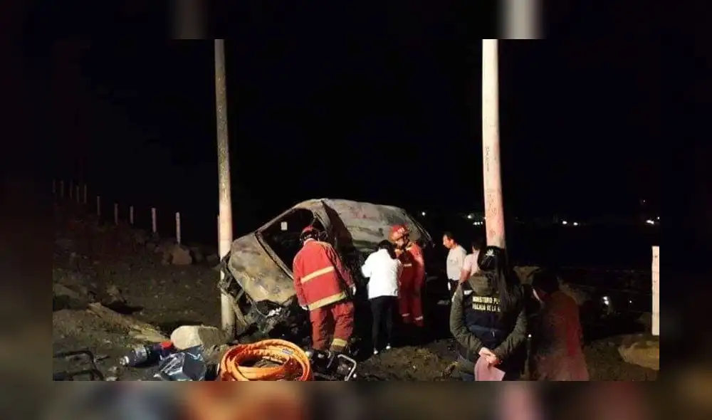 Cañete: Dos profesores mueren calcinado al chocar miniván contra un poste