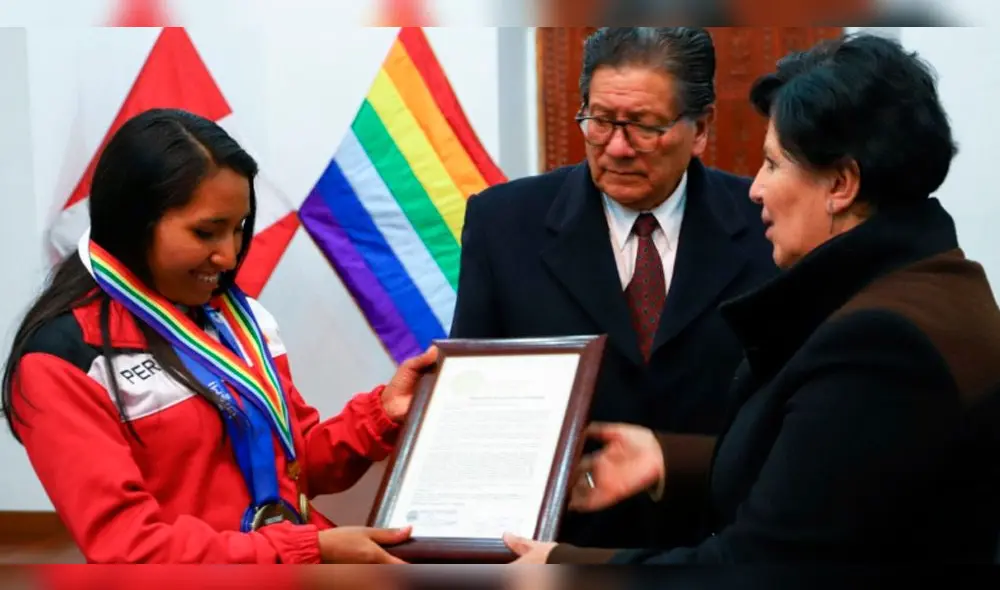 Cusco: Entregan medalla a deportista Aydee Loayza por ganar carrera en Estados Unidos.