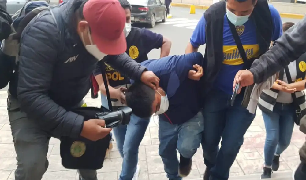 En poder de los detenidos se encontró un arma de fuego y el auto que habría usado para transportar los restos de víctima. Foto: Luis Ángel Villanueva / URPI - GLR. En poder de los detenidos se encontró un arma de fuego y el auto que habría usado para transportar los restos de víctima. Foto: Luis Ángel Villanueva / URPI - GLR.