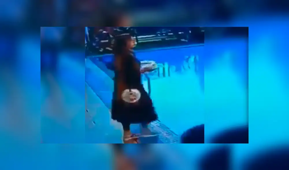 Facebook viral: Despistada mujer no se dio cuenta que había un piscina adelante y tuvo aparatosa caída [VIDEO]