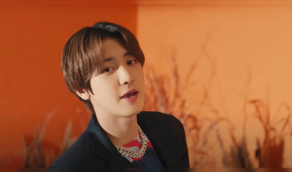 Desliza para ver más fotos de Chanyeol de EXO en el MV "Yours".
