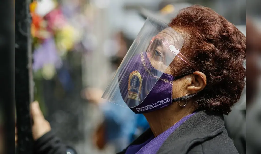 Fieles no se quieren perder la tradicional costumbre de asistir a la misa en homenaje al Cristo de Pachacamilla. Fotos: Antonio Melgarejo - La República Fieles no se quieren perder la tradicional costumbre de asistir a la misa en homenaje al Cristo de Pachacamilla. Fotos: Antonio Melgarejo - La República