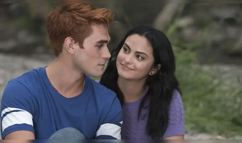 La actriz de Riverdale aparece en un video donde demuestra sus dotes para el baile con conocida canción.