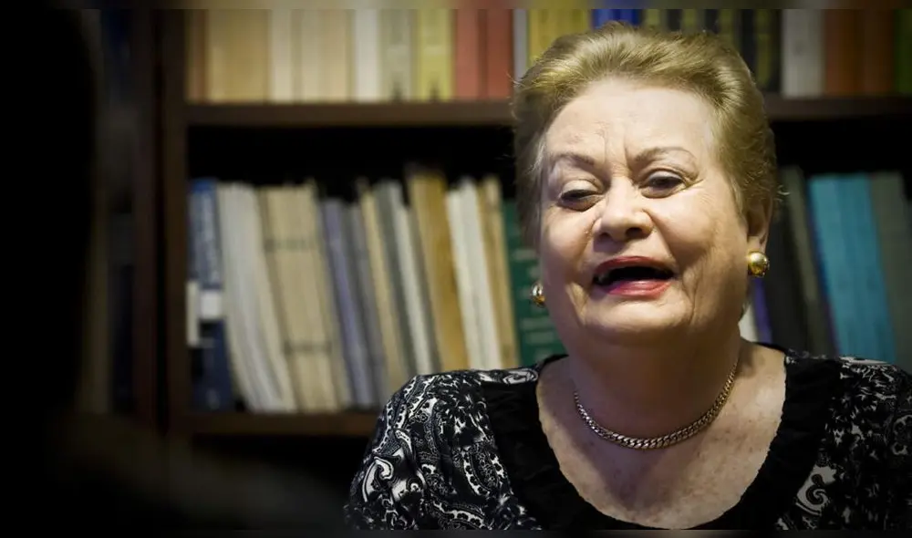 Martha Hildebrandt decidió pasar sus últimos años cerca de sus libros. A pesar de su pérdida de visión, hasta sus últimos días siguió escribiendo, con la ayuda de un joven lingüista. Foto: Colegio de Periodistas de Lima Martha Hildebrandt decidió pasar sus últimos años cerca de sus libros. A pesar de su pérdida de visión, hasta sus últimos días siguió escribiendo, con la ayuda de un joven lingüista. Foto: Colegio de Periodistas de Lima