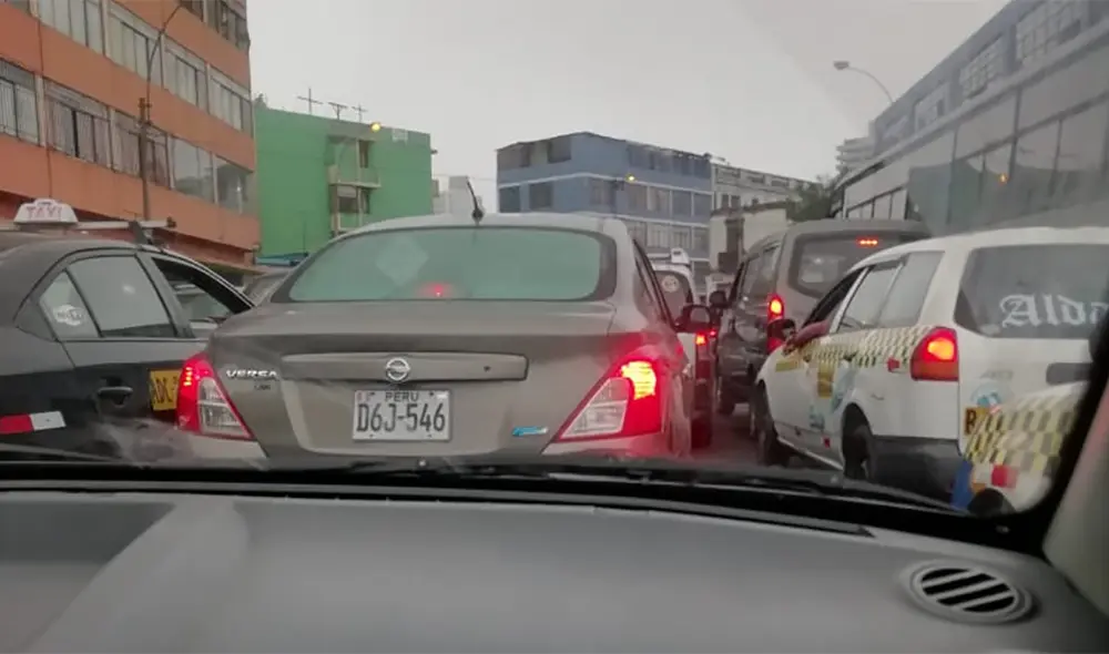 Congestión vehicular. Vehículos deben esperar varios minutos.