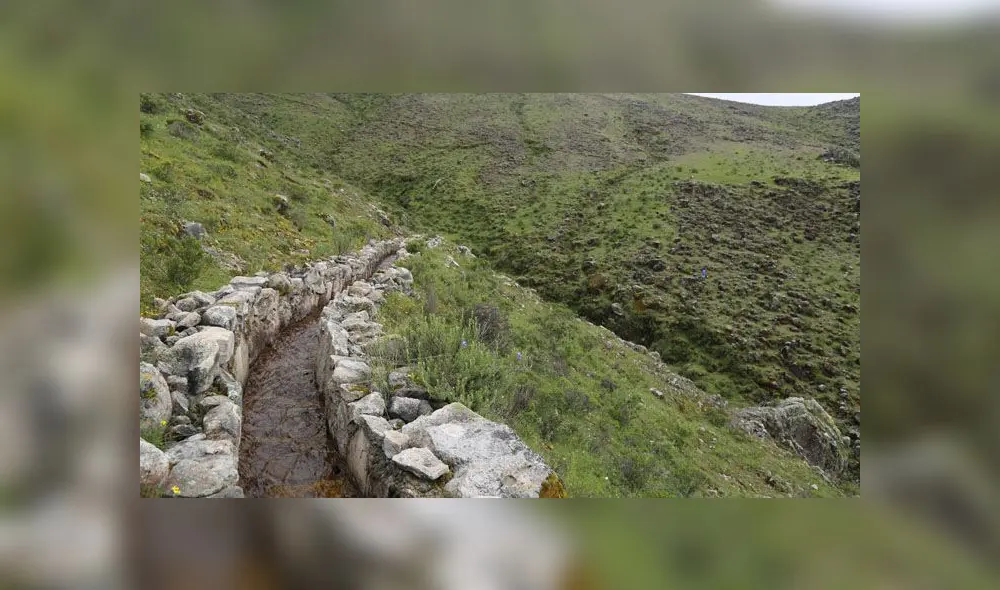 Las amunas permiten la infiltración de agua que volverá a la superficie en los manantiales que se ubican en la parte media de la cuenca y que son aprovechados por la comunidad para sus actividades económicas y consumo humano. Las amunas permiten la infiltración de agua que volverá a la superficie en los manantiales que se ubican en la parte media de la cuenca y que son aprovechados por la comunidad para sus actividades económicas y consumo humano.