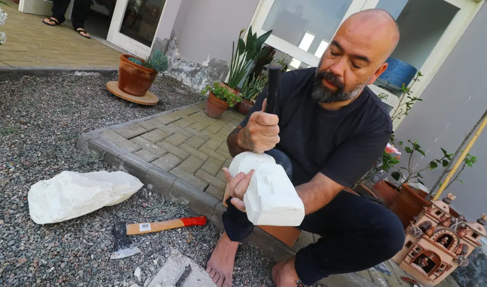 Arte y tradición. Unas cuantas herramientas fueron suficientes para esculpir un moái en apenas dos horas. Arriba. La búsqueda de Enmanuel Paori en el cementerio de Pisco. Foto: difusión. Arte y tradición. Unas cuantas herramientas fueron suficientes para esculpir un moái en apenas dos horas. Arriba. La búsqueda de Enmanuel Paori en el cementerio de Pisco. Foto: difusión.