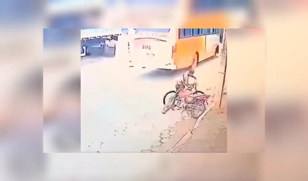 Facebook viral: Ciclista queda en ridículo tras querer 'vengarse' de moto mal estacionada [VIDEO]