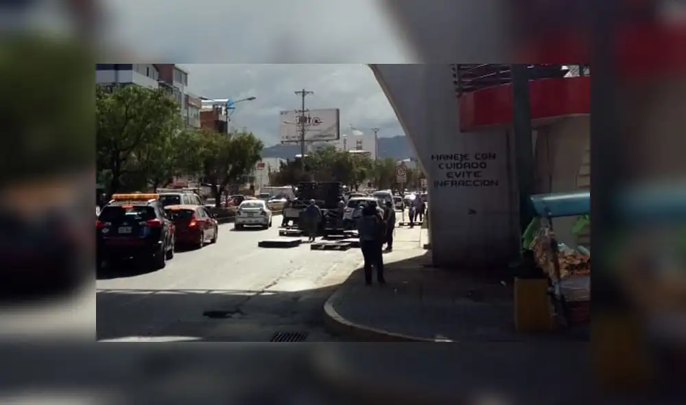 Cusco: pasajeros de auto salvan de morir tras impacto de madero [VIDEO]