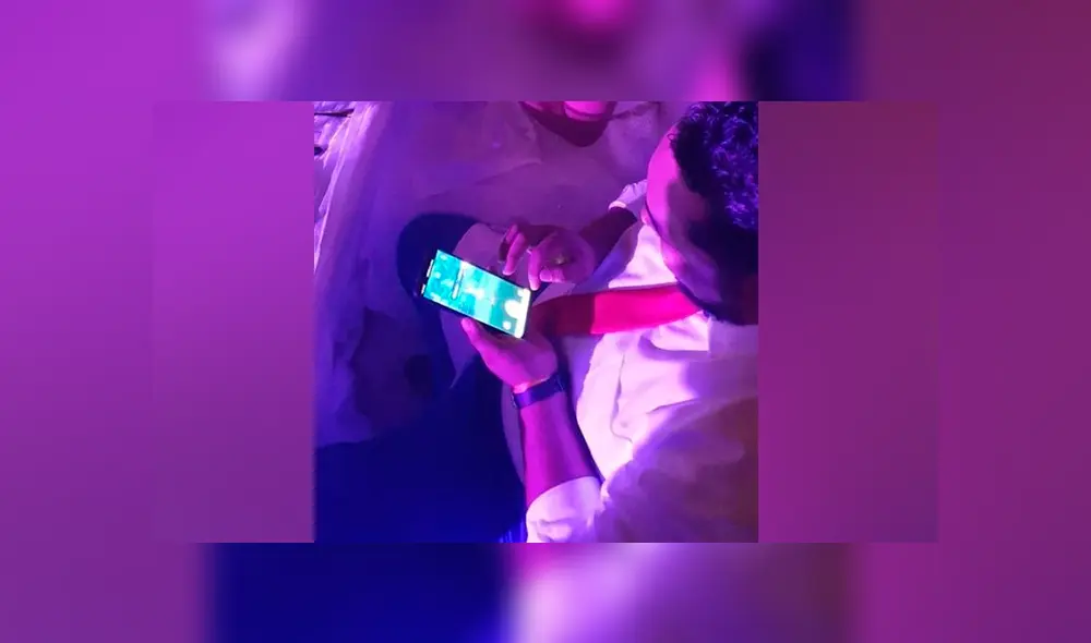 Pareja de esposos son sorprendidos jugando Pokémon GO en su matrimonio Foto: Facebook