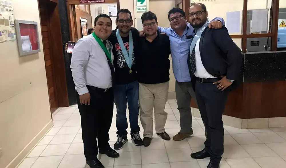 Al centro, Guillermo Lobo; primero de la izquierda, Christian Pimentel, con camisa celeste, Roberto Ápac.