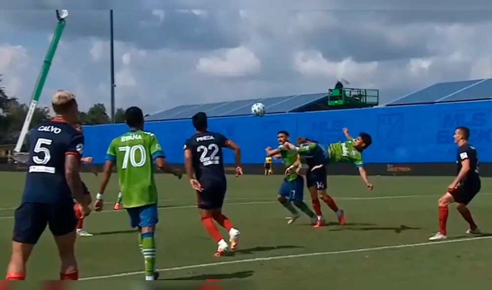 Raúl Ruidíaz busca el gol en la MLS con el Seattle Sounders: la picó frente al arquero e intentó de ‘chalaca’.