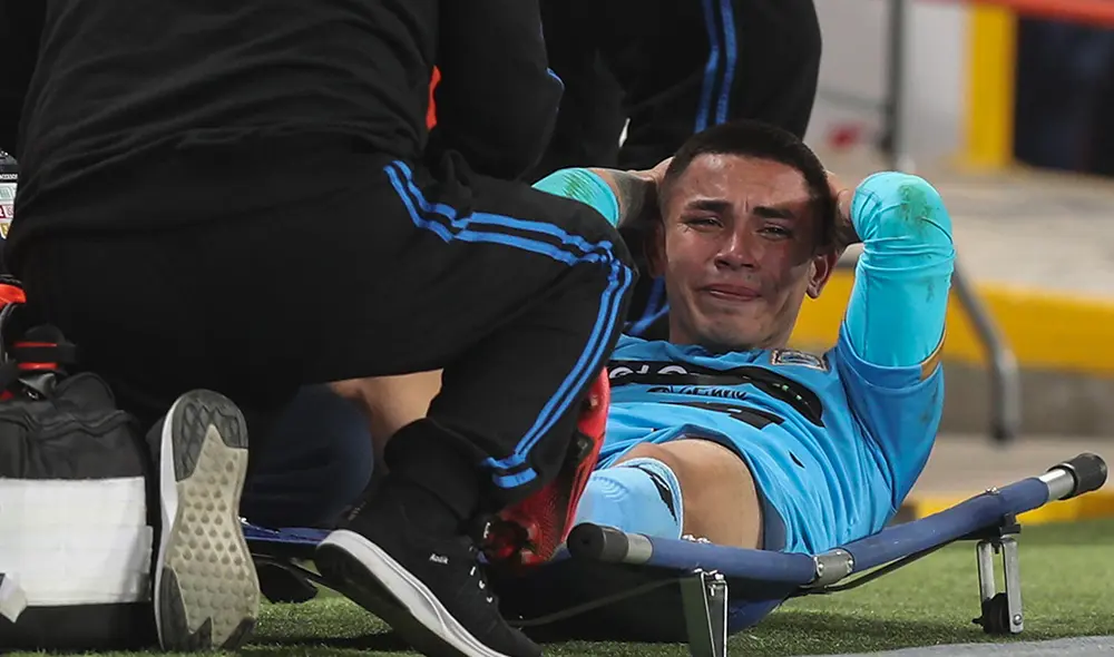 Jean Deza fue captado por las cámaras de televisión con gestos de dolor mientras era atendido fuera del campo de juego. Foto: AFP. Jean Deza fue captado por las cámaras de televisión con gestos de dolor mientras era atendido fuera del campo de juego. Foto: AFP.