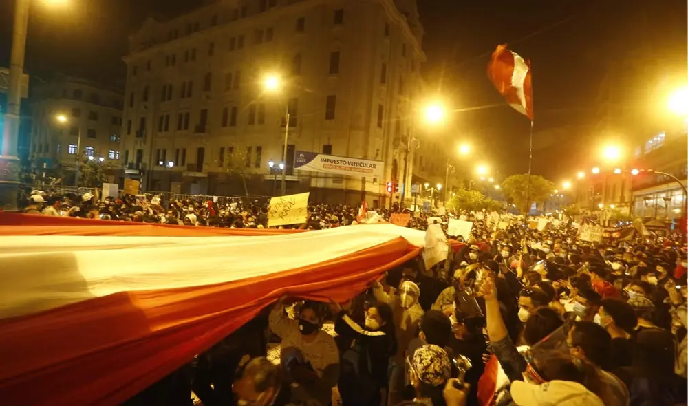 Miles de ciudadanos protestan contra gobierno de facto en inmediaciones de plaza San Martín. Foto: Marco Cotrina/La República Miles de ciudadanos protestan contra gobierno de facto en inmediaciones de plaza San Martín. Foto: Marco Cotrina/La República