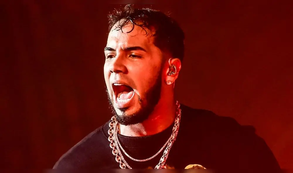 Mono intenta quitarle la peluca a Anuel AA [VIDEO]