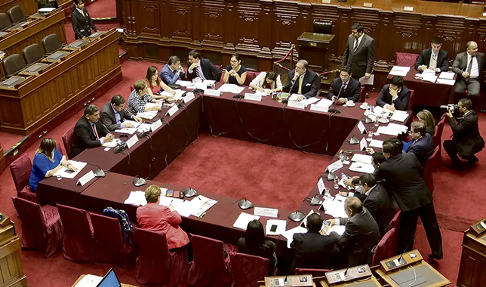 Contratos. La disolución del Congreso y que solo funcione la Comisión Permanente, con pocos congresistas, no impidió que se produzca un apetitoso reparto de puestos. Al estilo fujimorista. (Foto: John Reyes) Contratos. La disolución del Congreso y que solo funcione la Comisión Permanente, con pocos congresistas, no impidió que se produzca un apetitoso reparto de puestos. Al estilo fujimorista. (Foto: John Reyes)