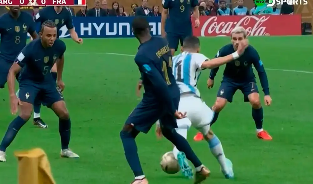 Osumane Dembélé trabó a Di María en el área y el árbitro cobró penal. Foto: captura/DirecTV Sports Osumane Dembélé trabó a Di María en el área y el árbitro cobró penal. Foto: captura/DirecTV Sports